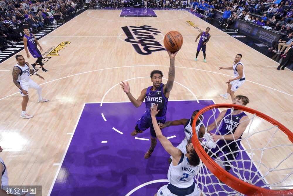 她身穿的 她身穿的